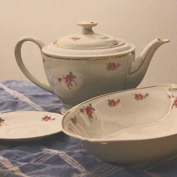 [HUTSCHENREUTHER] Rose and Gold Teapot with Dishes (4 pcs.) - Picture 1 of 16